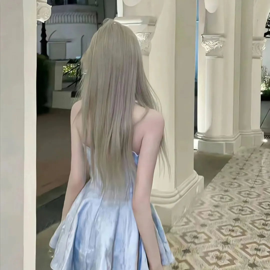 照片中的女孩